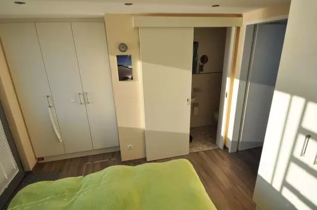 Schlafzimmer mit Tür zum Bad